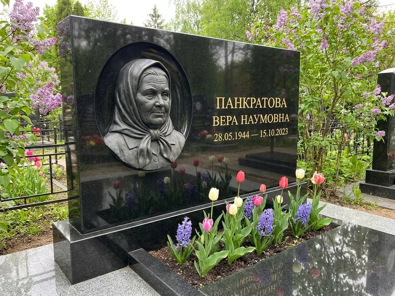 Памятник с барельефом — выполненная работа 26 в Томске