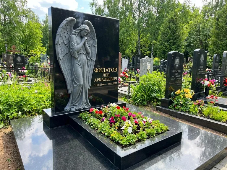 Памятник с барельефом — выполненная работа 31 в Томске