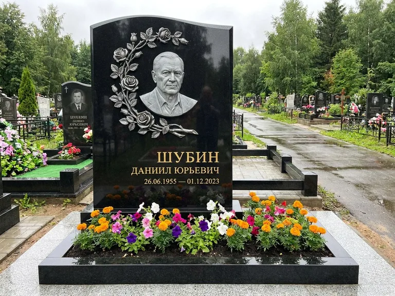 Памятник с барельефом — выполненная работа 34 в Томске