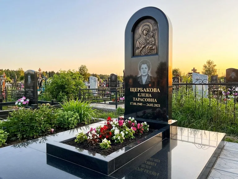 Памятник с барельефом — выполненная работа 35 в Томске