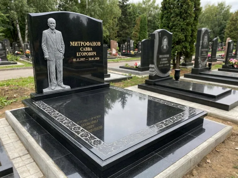 Памятник с барельефом — выполненная работа 48 в Томске
