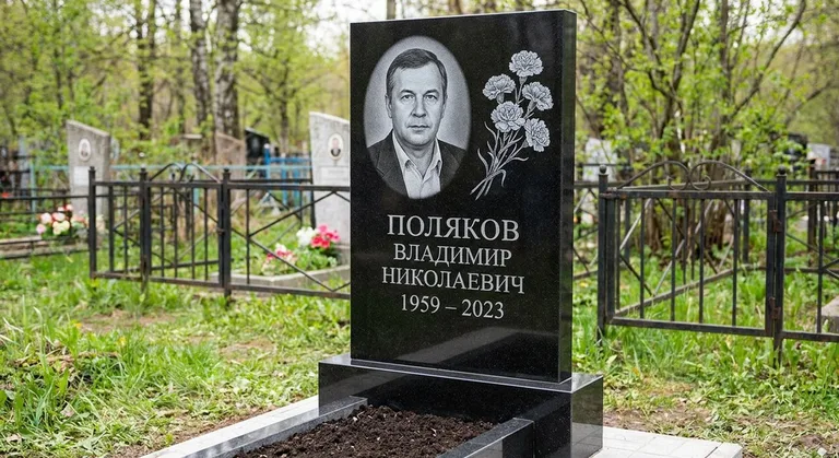 Памятник с гравировкой гвоздик — выполненная работа «Поляков» в Томске