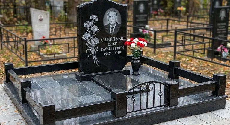 Памятник с гравировкой гвоздик — выполненная работа «Савельев» в Томске