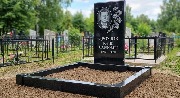 Памятник с гравировкой гвоздик — выполненная работа «Дроздов» в Томске