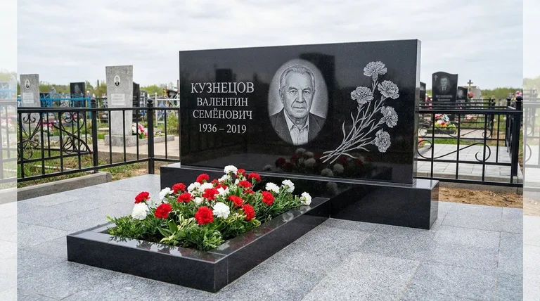 Памятник с гравировкой гвоздик — выполненная работа «Кузнецов» в Томске