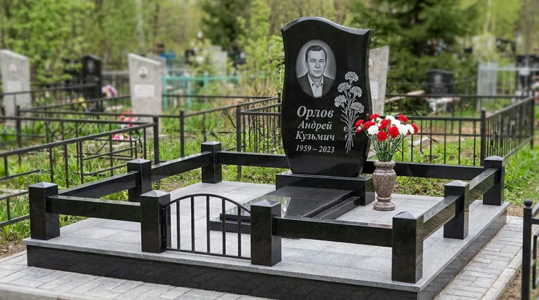 Памятник с гравировкой гвоздик — выполненная работа «Орлов» в Томске