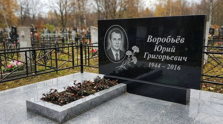 Памятник с гравировкой гвоздик — выполненная работа «Воробьёв» в Томске