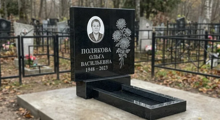 Памятник с гравировкой хризантем — выполненная работа «Полякова» в Томске