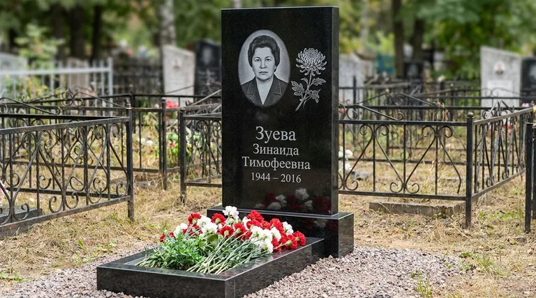 Памятник с гравировкой хризантем — выполненная работа «Зуева» в Томске