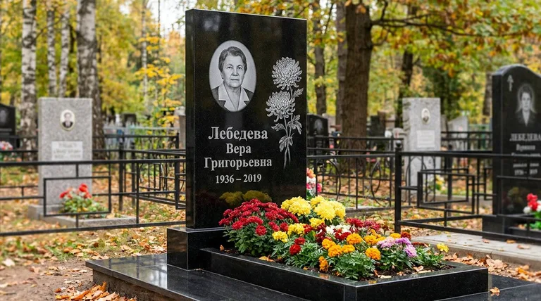Памятник с гравировкой хризантем — выполненная работа «Лебедева» в Томске