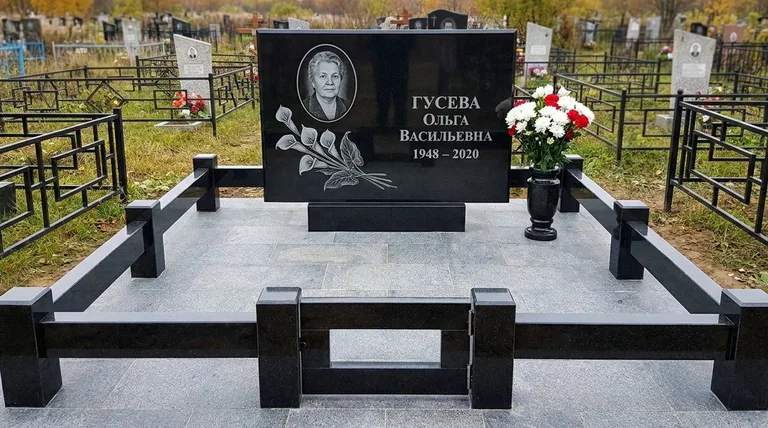 Памятник с гравировкой калл — выполненная работа «Гусева» в Томске