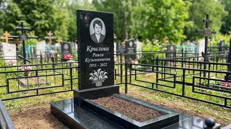 Памятник с гравировкой калл — выполненная работа «Крылова» в Томске