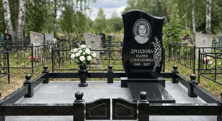 Памятник с гравировкой ландышей — выполненная работа «Дроздова» в Томске