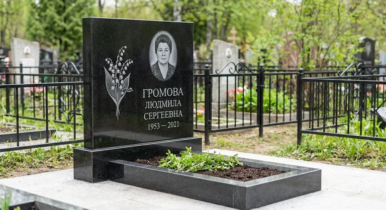Памятник с гравировкой ландышей — выполненная работа «Громова» в Томске
