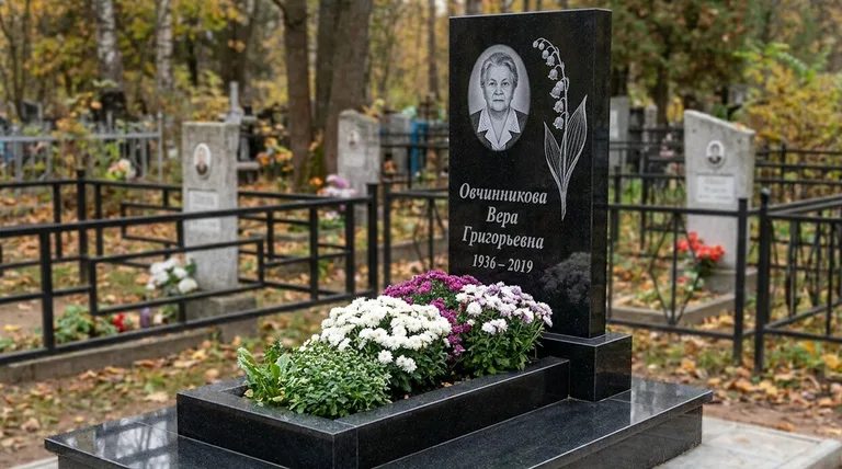 Памятник с гравировкой ландышей — выполненная работа «Овчинникова» в Томске