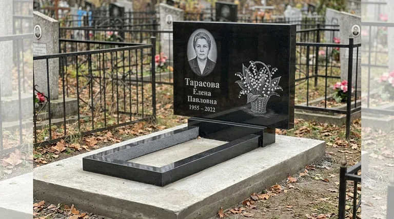 Памятник с гравировкой ландышей — выполненная работа «Тарасова» в Томске