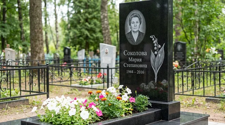 Памятник с гравировкой ландышей — выполненная работа «Соколова» в Томске
