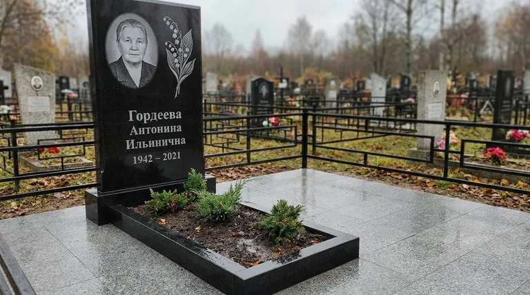 Памятник с гравировкой ландышей — выполненная работа «Гордеева» в Томске