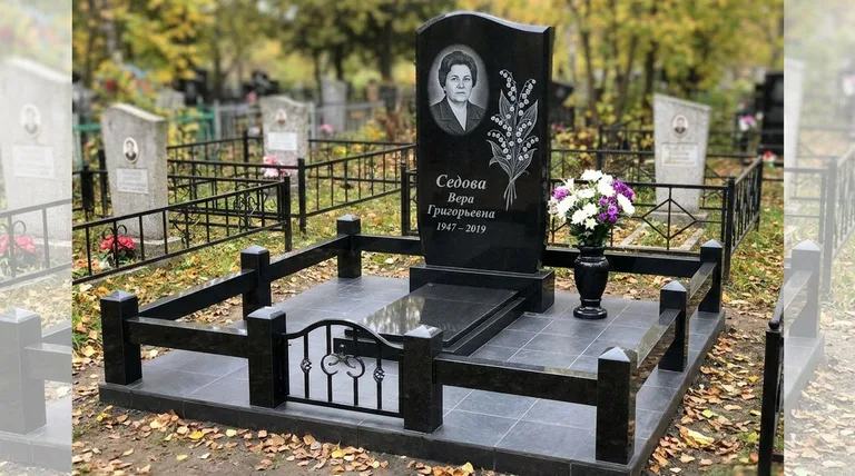 Памятник с гравировкой ландышей — выполненная работа «Седова» в Томске