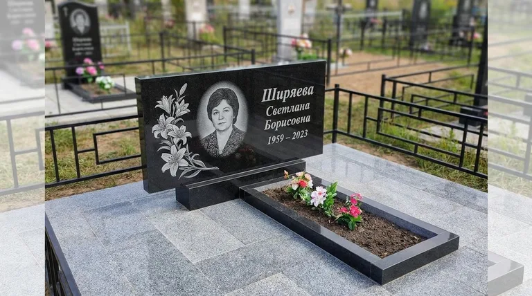 Памятник с гравировкой лилий — выполненная работа «Ширяева» в Томске