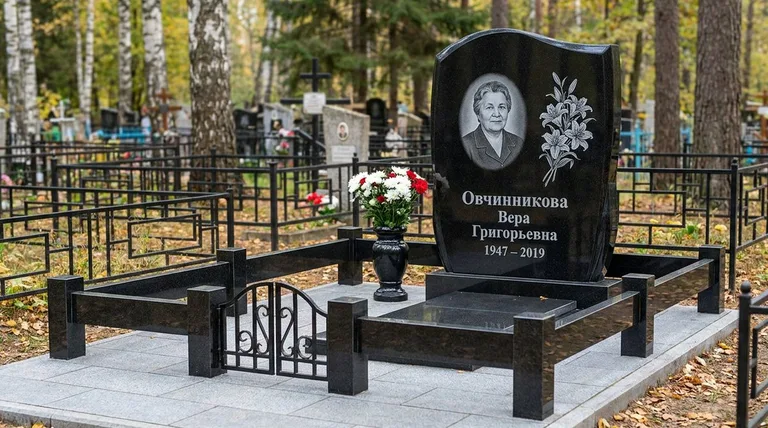 Памятник с гравировкой лилий — выполненная работа «Овчинникова» в Томске