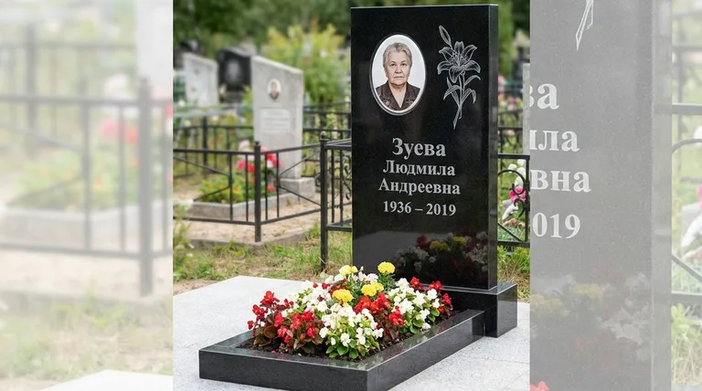 Памятник с гравировкой лилий — выполненная работа «Зуева» в Томске