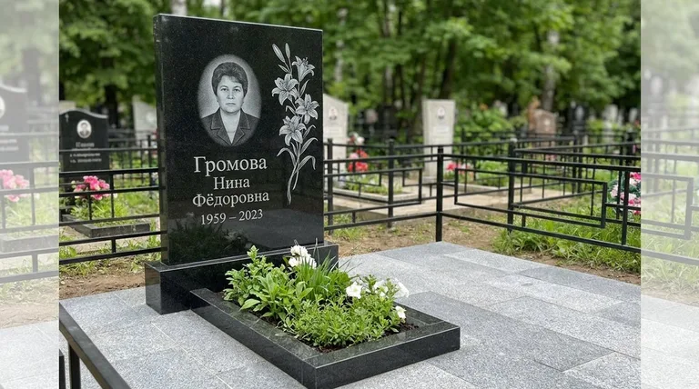 Памятник с гравировкой лилий — выполненная работа «Громова» в Томске