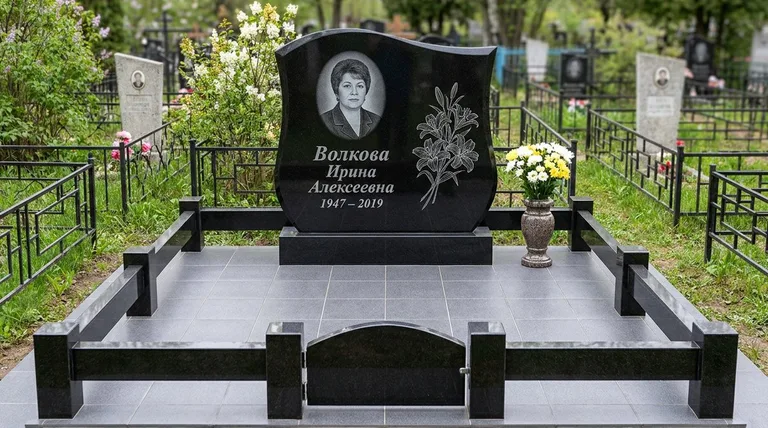 Памятник с гравировкой лилий — выполненная работа «Волкова» в Томске