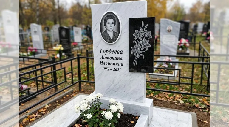 Памятник с гравировкой лилий — выполненная работа «Гордеева» в Томске