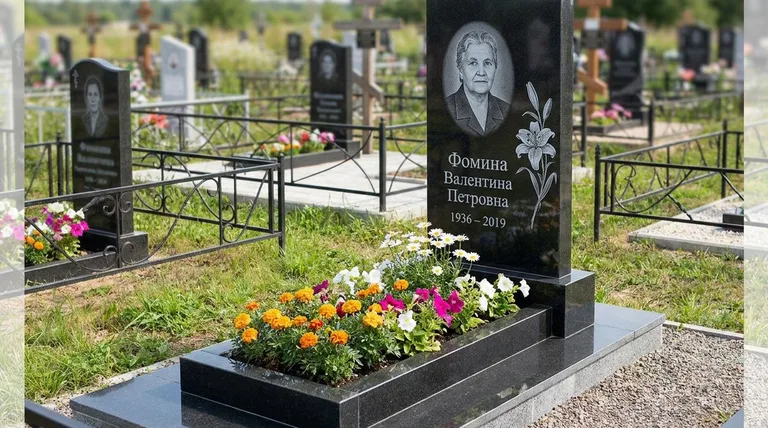 Памятник с гравировкой лилий — выполненная работа «Фомина» в Томске