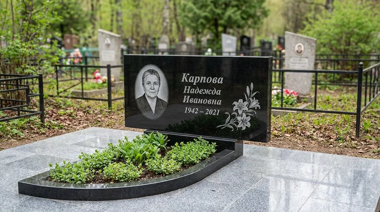 Памятник с гравировкой лилий — выполненная работа «Карпова» в Томске