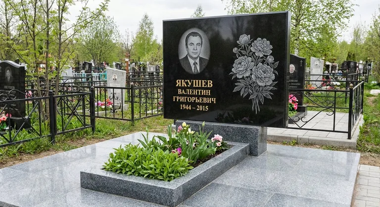Памятник с гравировкой пионов — выполненная работа «Якушев» в Томске