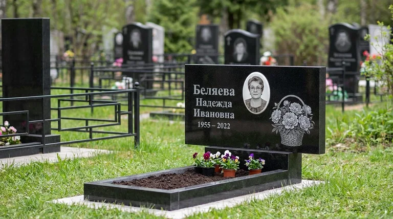 Памятник с гравировкой пионов — выполненная работа «Беляева» в Томске