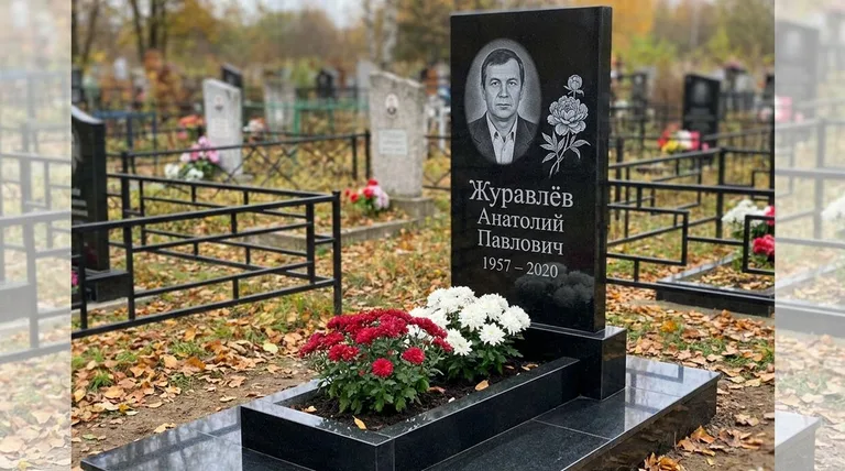 Памятник с гравировкой пионов — выполненная работа «Журавлёв» в Томске