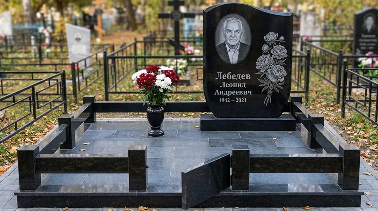 Памятник с гравировкой пионов — выполненная работа «Лебедев» в Томске