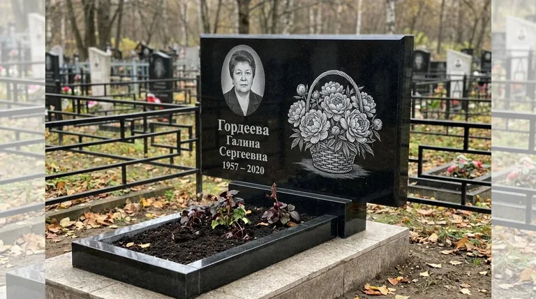Памятник с гравировкой пионов — выполненная работа «Гордеева» в Томске