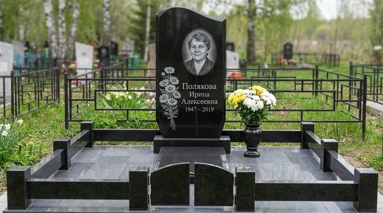 Памятник с гравировкой ромашек — выполненная работа «Полякова» в Томске
