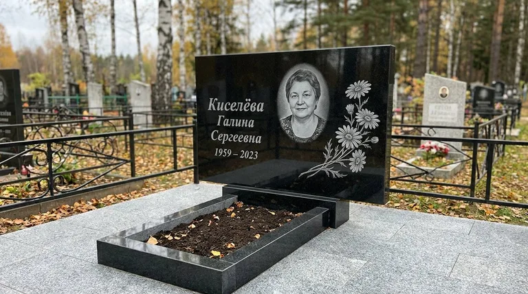 Памятник с гравировкой ромашек — выполненная работа «Киселёва» в Томске