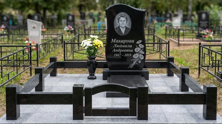 Памятник с гравировкой ромашек — выполненная работа «Макарова» в Томске