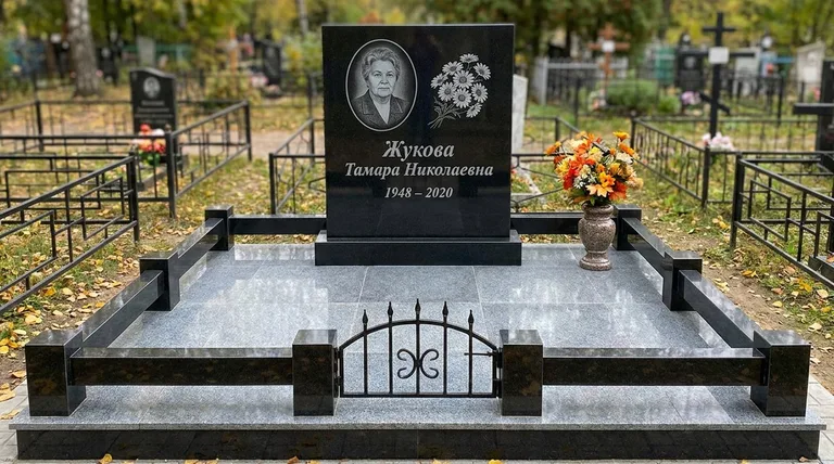 Памятник с гравировкой ромашек — выполненная работа «Жукова» в Томске
