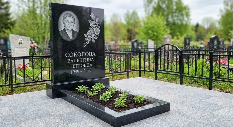 Памятник с гравировкой роз — выполненная работа «Соколова» в Томске