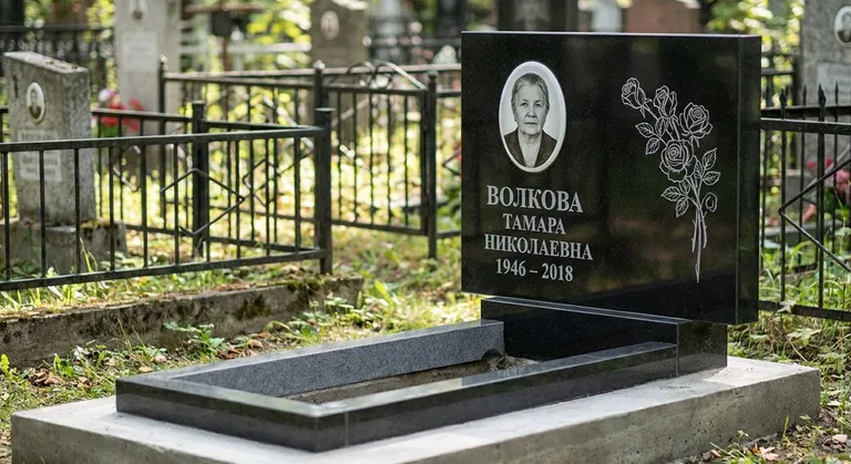 Памятник с гравировкой роз — выполненная работа «Волкова» в Томске