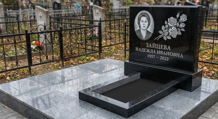 Памятник с гравировкой роз — выполненная работа «Зайцева» в Томске