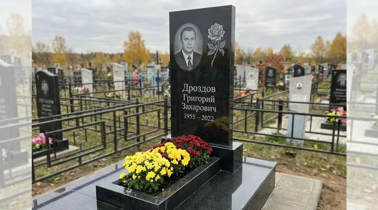 Памятник с гравировкой роз — выполненная работа «Дроздов» в Томске