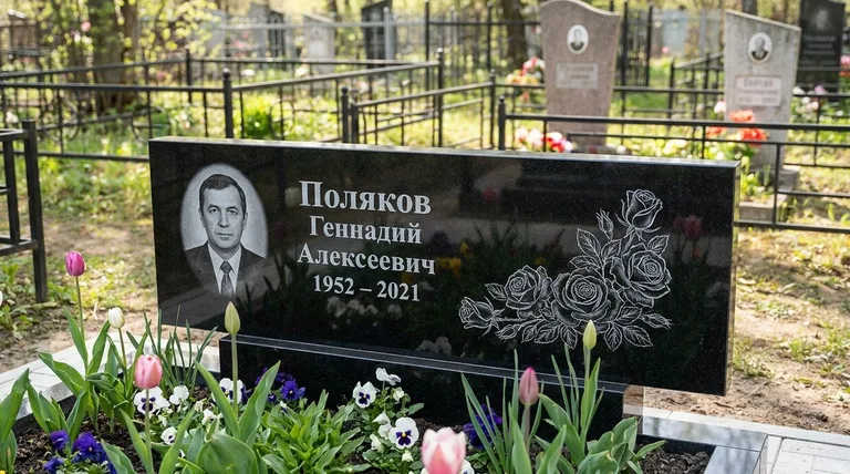 Памятник с гравировкой роз — выполненная работа «Поляков» в Томске