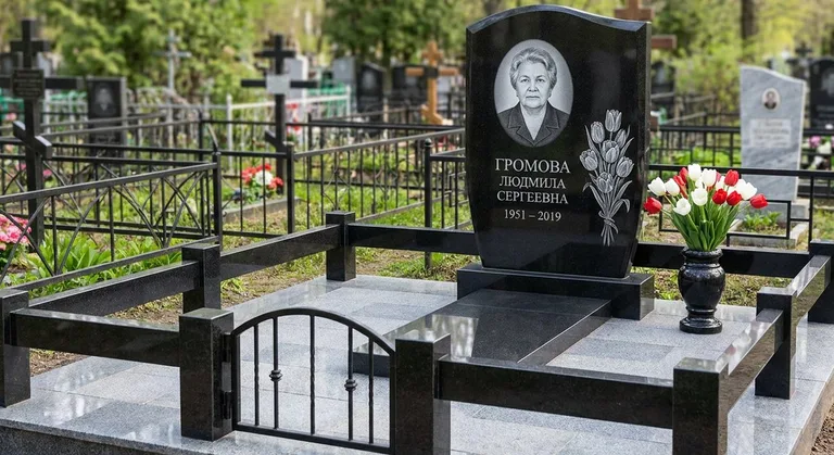 Памятник с гравировкой тюльпанов — выполненная работа «Громова» в Томске