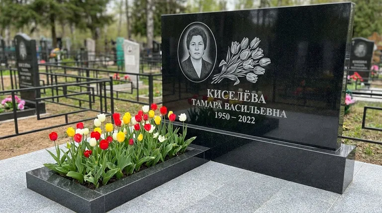 Памятник с гравировкой тюльпанов — выполненная работа «Киселёва» в Томске
