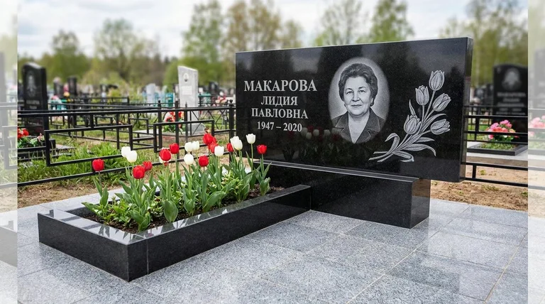 Памятник с гравировкой тюльпанов — выполненная работа «Макарова» в Томске