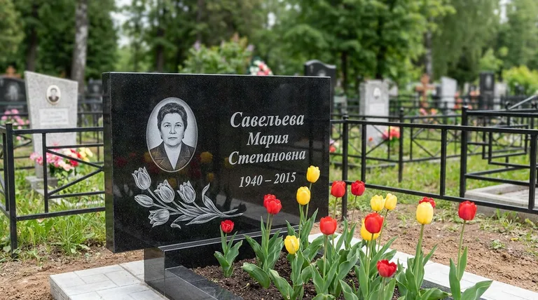 Памятник с гравировкой тюльпанов — выполненная работа «Савельева» в Томске