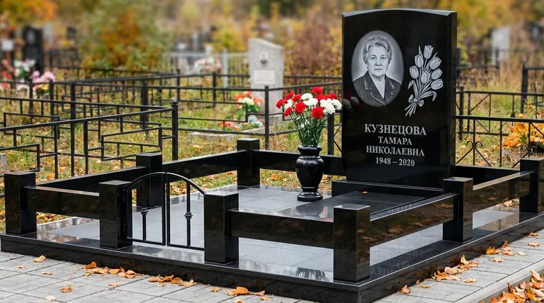 Памятник с гравировкой тюльпанов — выполненная работа «Кузнецова» в Томске